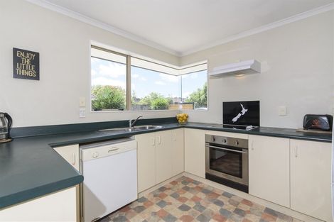 Photo of property in 8 Woodbank Drive, Glen Eden, Auckland, 0602
