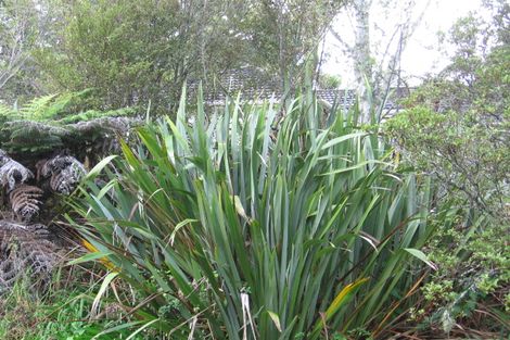 Photo of property in 1 Grovelands Way, Titirangi, Auckland, 0604