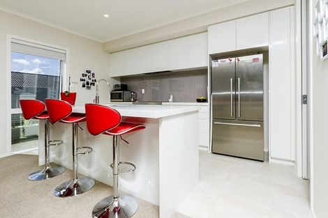 Photo of property in 18 Larmer Drive, Kumeu, 0810