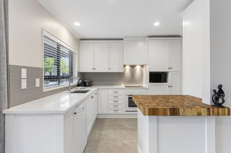 Photo of property in 2/9 Perendale Close, Somerville, Auckland, 2014