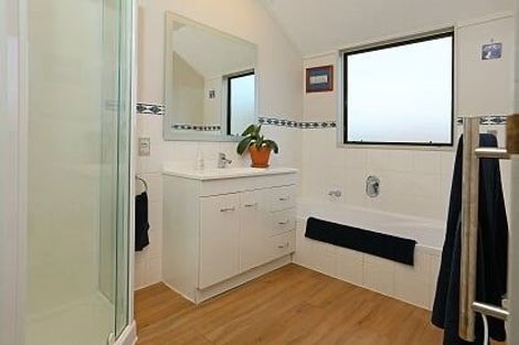 Photo of property in 48 Vintage Drive, Henderson, Auckland, 0612