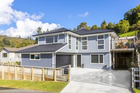 Photo of property in 32 King Charles Drive, Kingsley Heights, Upper Hutt, 5018