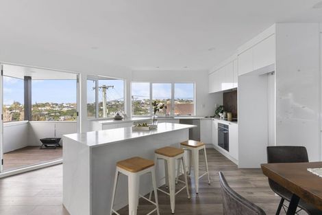 Photo of property in 2/9 Colmar Road, Mellons Bay, Auckland, 2014
