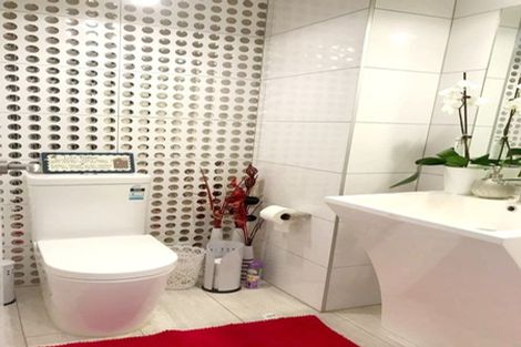 Photo of property in 37 Newington Road, Henderson, Auckland, 0612