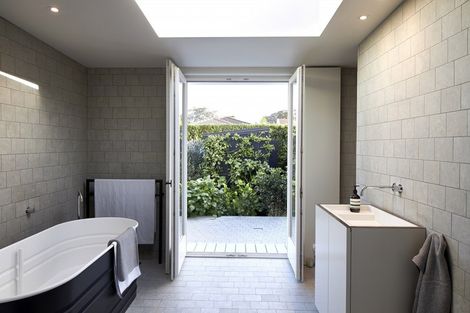 Photo of property in 13 Oxford Terrace, Devonport, Auckland, 0624