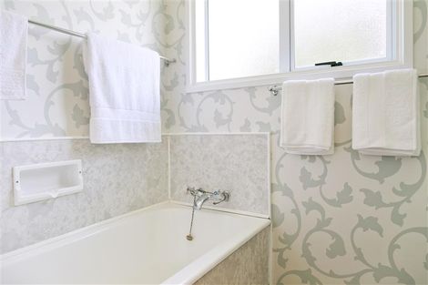 Photo of property in 14 Isobel Street, Acacia Bay, Taupo, 3330