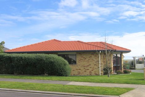 Photo of property in 6 Mullagh Place, East Tamaki Heights, Auckland, 2016