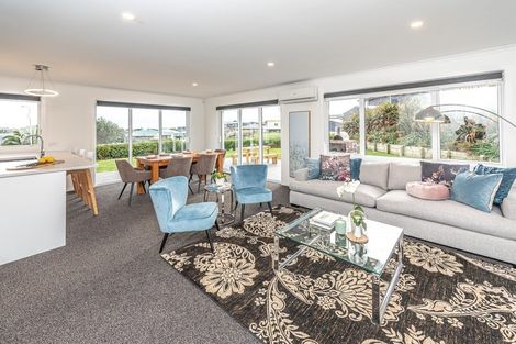 Photo of property in 33 Golf Vue Place, Castlecliff, Whanganui, 4501