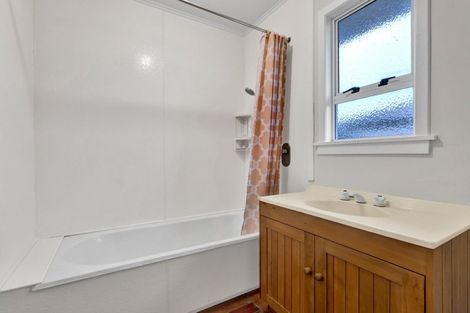 Photo of property in 5 Truby King Street, Merrilands, New Plymouth, 4312
