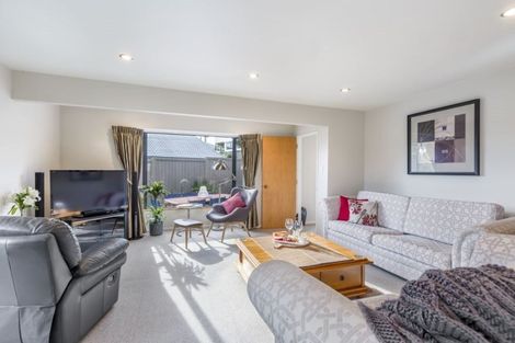 Photo of property in 33 Mandeville Place, Unsworth Heights, Auckland, 0632