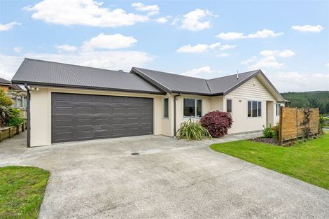 Photo of property in 16 Mcewen Crescent, Riverstone Terraces, Upper Hutt, 5018
