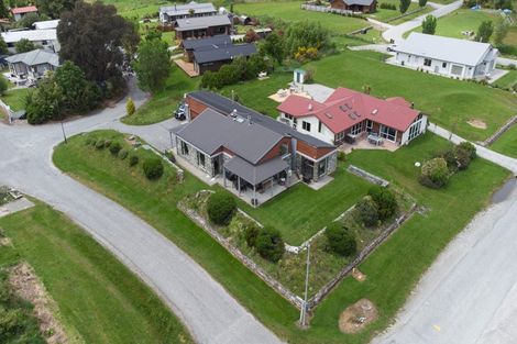 Photo of property in 33 Benmore Place, Glenorchy, 9372