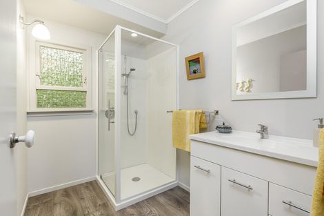 Photo of property in 44 Taupo Street, Green Bay, Auckland, 0604