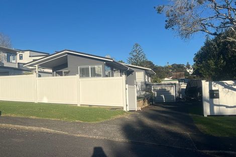 Photo of property in 4 Pavola Grove, Glenfield, Auckland, 0629