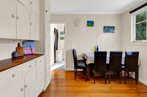 Photo of property in 2 Awanui Street, Merrilands, New Plymouth, 4312