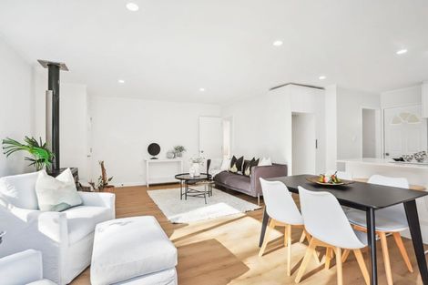 Photo of property in 2/9a De Val Drive, Titirangi, Auckland, 0604