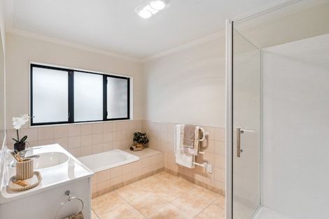 Photo of property in 26 Quadrant Heights, Paraparaumu, 5032