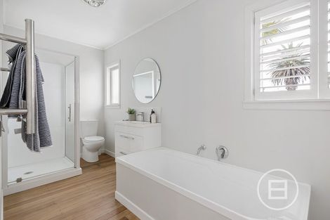 Photo of property in 1/17 Hillcrest Avenue, Hillcrest, Auckland, 0627