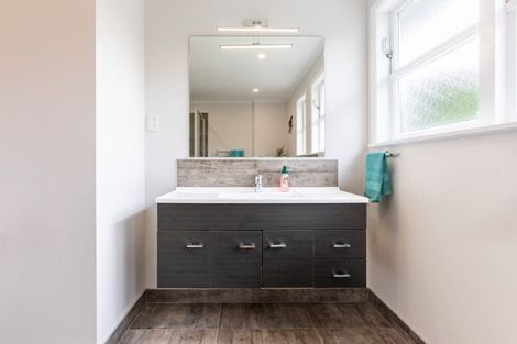 Photo of property in 77 Fergusson Street, Woodville, 4920