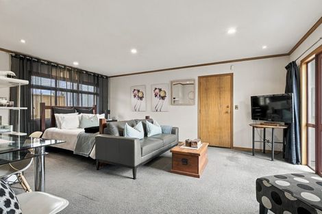 Photo of property in 12 Clare Street, Cambridge, 3434