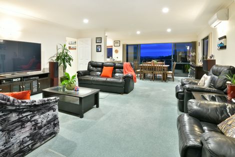 Photo of property in 8 Waldorf Crescent, Orewa, 0931