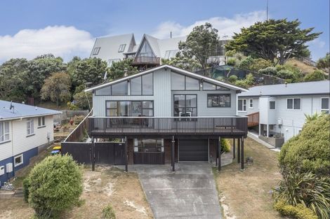 Photo of property in 106 Gloaming Hill, Titahi Bay, Porirua, 5022