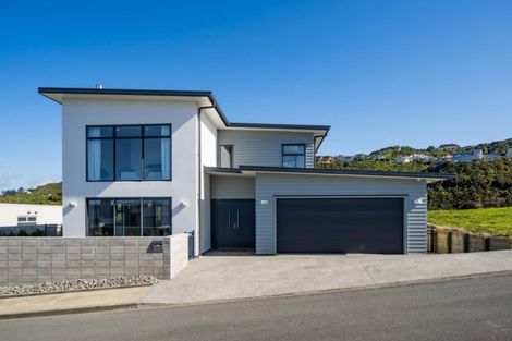 Photo of property in 22 Cromwell Point, Newlands, Wellington, 6037