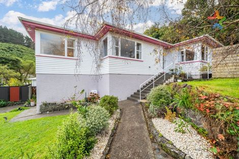 Photo of property in 30 Kiwi Crescent, Tawa, Wellington, 5028