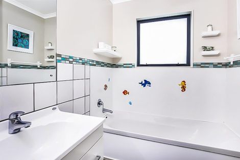 Photo of property in 13a Albert Road, Kelston, Auckland, 0602