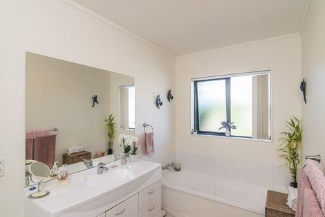 Photo of property in 12 San Priamo Place, Paraparaumu Beach, Paraparaumu, 5032