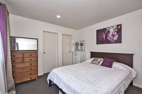 Photo of property in 2/8 Bronzewing Terrace, Unsworth Heights, Auckland, 0632