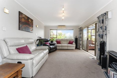 Photo of property in 1/12 Kauri Glen Road, Northcote, Auckland, 0627