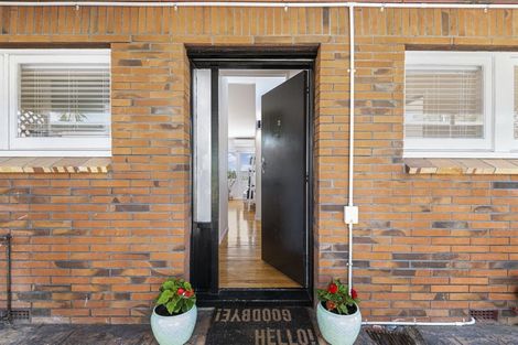 Photo of property in 2/289 Glenfield Road, Glenfield, Auckland, 0629