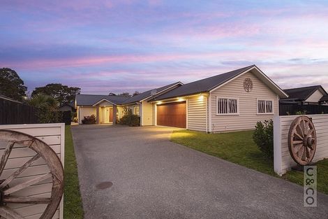 Photo of property in 8 Larmer Drive, Kumeu, 0810