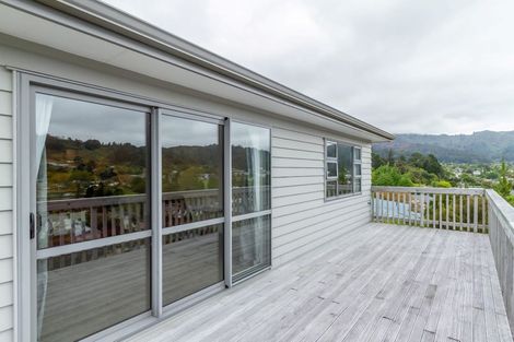 Photo of property in 32 Speldhurst Grove, Stokes Valley, Lower Hutt, 5019