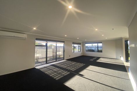 Photo of property in 28 Queens Road, Glen Avon, New Plymouth, 4312