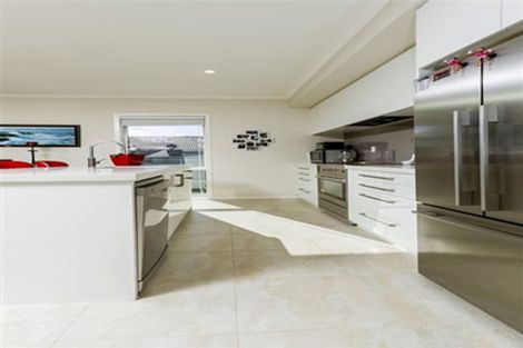 Photo of property in 18 Larmer Drive, Kumeu, 0810