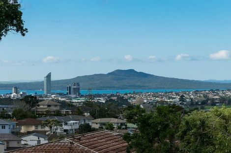 Photo of property in 8 Speedy Crescent, Hillcrest, Auckland, 0627