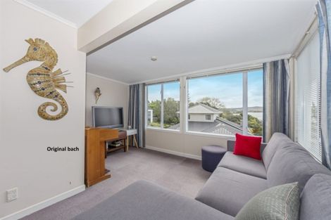 Photo of property in 32 Pohutukawa Avenue, Red Beach, 0932