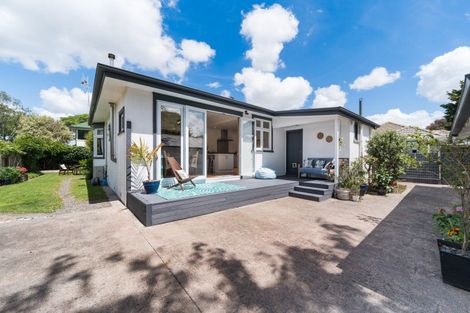 Photo of property in 105b Pahiatua Street, Hokowhitu, Palmerston North, 4410