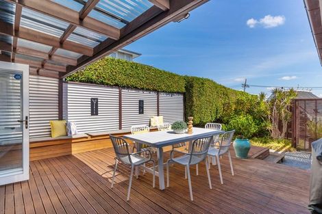 Photo of property in 37 Mellons Bay Road, Mellons Bay, Auckland, 2014