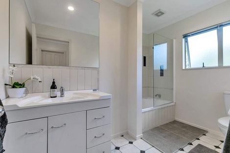 Photo of property in 21a Hatherlow Street, Glenfield, Auckland, 0629