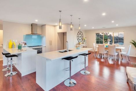 Photo of property in 32 Canary Place, Unsworth Heights, Auckland, 0632