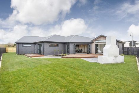 Photo of property in 9 Fairway Grove, Hokowhitu, Palmerston North, 4410