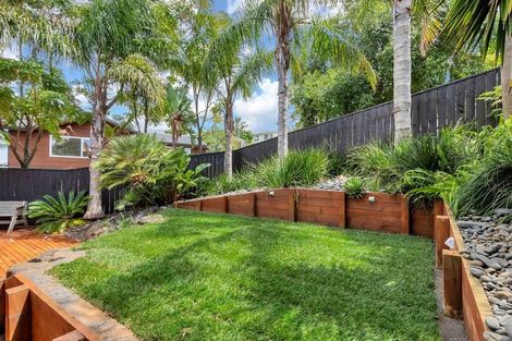 Photo of property in 1/31 Deverell Place, Northcross, Auckland, 0632