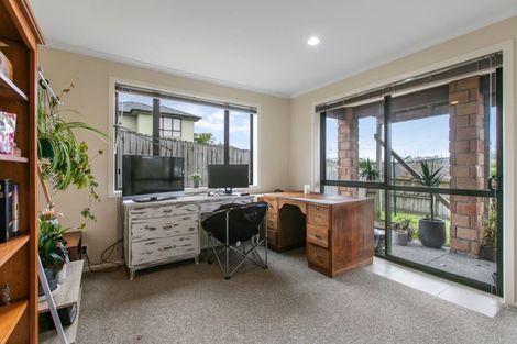 Photo of property in 10 Thomas Hamer Place, Greenhithe, Auckland, 0632