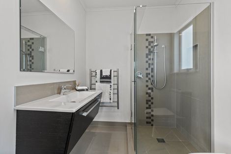 Photo of property in 28 Hanlon Crescent, Narrow Neck, Auckland, 0624