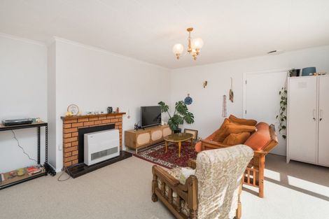 Photo of property in 76 Wikiriwhi Crescent, Awapuni, Palmerston North, 4412