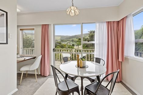 Photo of property in 5 Te Reinga View, Tawa, Wellington, 5028