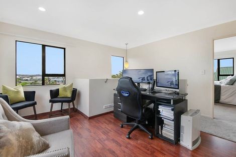 Photo of property in 26 Black Teal Close, Unsworth Heights, Auckland, 0632